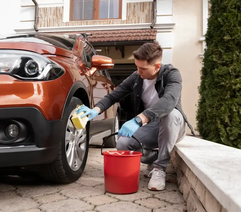 Lavage auto à domicile Pleyber-Christ : professionnel intervenant sur un véhicule